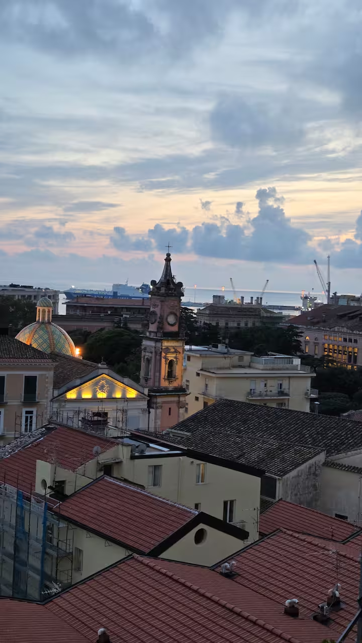 Interni luminosi degli appartamenti a Salerno con vista mare